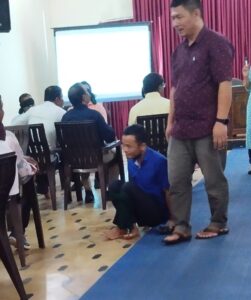 Participant in simulation activity with legs tied, preferred to use his hands on the floor to move himself